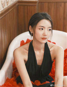 穿裘皮大衣的女人